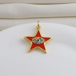 Detalle de un colgante de estrella bañado en oro 18k con esmalte rojo y ojo turco