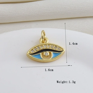 Detalle del colgante de ojo turco chapado en oro de 18k con esmalte e incrustación