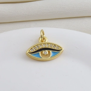 Vista macro del colgante ojo turco en oro 18k con esmalte y circonitas brillantes