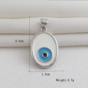 Vista de detalle del colgante de ojo turco con medidas de 2,2 cm de largo y 1,2 cm ancho
