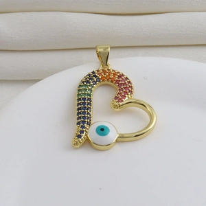 Colgante de corazón bohemio en oro de 18k con piedras arcoíris y detalle de ojo