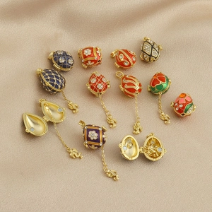 Detalle del colgante de huevo esmaltado estilo Fabergé con cierre magnético y ángel