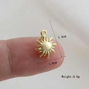 Macro del ciondolo a sole dorato da 1,4 cm x 1,0 cm con trama a raggio lucidata