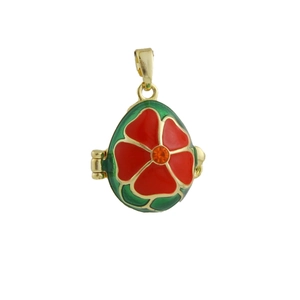 Detalle de un colgante de huevo de esmalte verde estilo Fabergé con flor roja y dorado