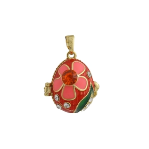Detalle del colgante de huevo rojo estilo Fabergé con esmalte y flor de cristal rosa