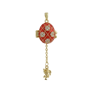 Colgante huevo esmalte rojo estilo Fabergé con malla dorada, flores cristal y Cupido