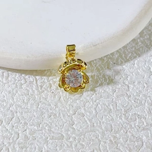 Eleganter 18k vergoldeter Jakobsmuschel-Anhänger mit brillantem Zirkon-Zentrum