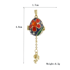 Vista detallada del colgante de huevo en esmalte estilo Fabergé con medidas 4,8cm por 1,7cm