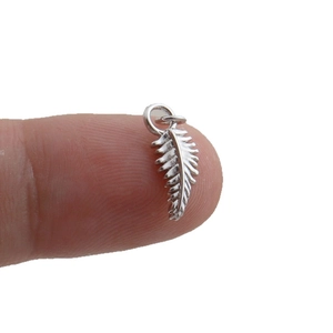 Fashionable silver feather pendant charm with detailed texture for DIY jewelry making