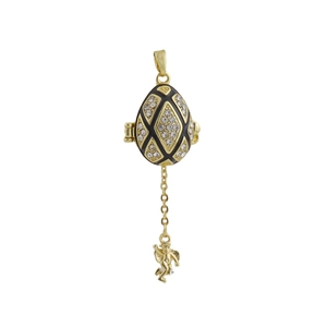 Detalle del colgante de huevo de esmalte negro estilo Fabergé con cristales y cupido
