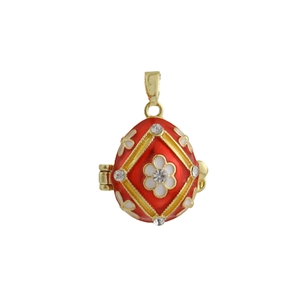 Detalle de colgante de huevo rojo estilo Fabergé con bisagra dorada y circonitas