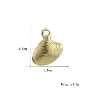Detailed close-up of golden shell pendant showing dimensions 1.5cm by 1.4cm and weight 1.1g