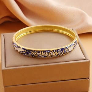 Emaillierter 18k vergoldeter Armreif mit blau-weißen Vintage-Blumenmustern