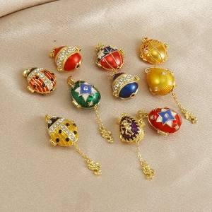 Detailansicht der Fabergé-Stil Emaille-Anhänger mit Zirkonia-Besatz auf Seidenstoff