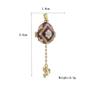 Vista detallada del colgante de huevo estilo Fabergé con 5,0 cm de altura y 1,8 cm de ancho
