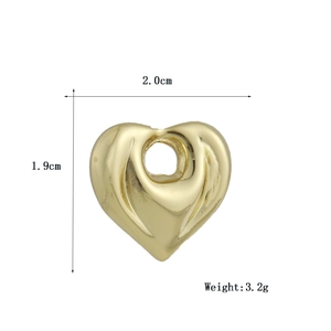 Detail showing dimensions of heart-shaped gold pendant, 2.0cm wide and 3.2g weight