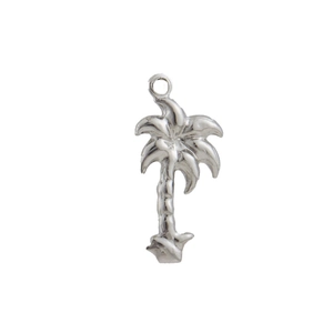 Detailweergave van een zilveren palmboom hanger met bladstructuren voor het maken van sieraden
