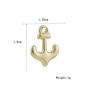 Detailopname van 18k vergulde anker hanger met afmetingen 1,8cm x 1,35cm