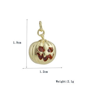 Detail van gouden pompoen hanger met rode ogen voor Halloween DIY sieraden maken