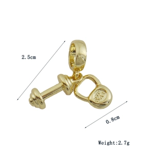 Detailweergave van 18k vergulde halter en 5kg kettlebell bedeltjes voor fitness sieraden