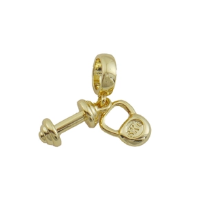 Detailopname van 18k vergulde dumbbell en kettlebell bedeltjes voor DIY sieraden maken