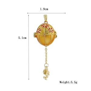 Detail eines Faberge-Ei-Anhängers mit Blumen und Engelsfigur, Größe 1,9x5,1cm, 5,5g Gewicht