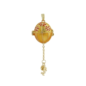 Anhänger im Fabergé-Stil aus Gold mit roten Blumenmustern und hängendem Engel-Anhänger