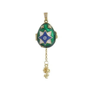 Detail eines grünen Emaille-Eianhängers mit Sternmuster und Gold-Cupid-Engel-Anhänger