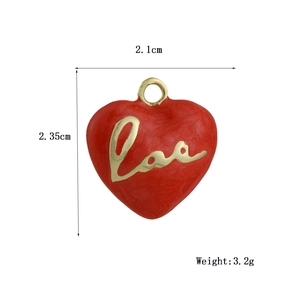 Dettaglio del ciondolo a cuore placcato oro 18 carati con scritta Love e dimensioni