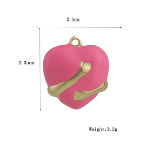 Specifiche dettagliate del ciondolo a cuore rosa con larghezza 2,1 cm e altezza 2,35 cm