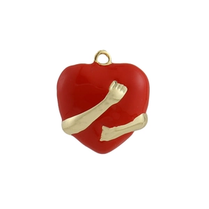 Vista macro del ciondolo a cuore in oro 18K con smalto rosso e design a braccia dorate
