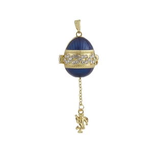 Makroaufnahme von blauem Emaille-Eianhänger mit Kristallen und goldenem Engel