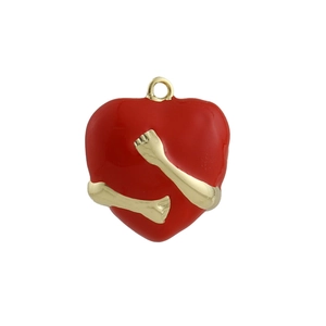 Dettaglio del ciondolo a cuore in smalto rosso con braccia dorate che abbracciano in oro 18K