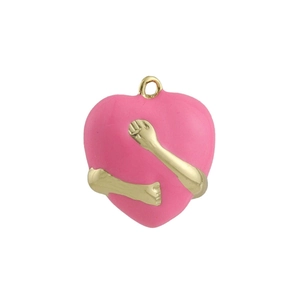 Vista macro del ciondolo a cuore placcato oro 18K con smalto rosa e mani che abbracciano