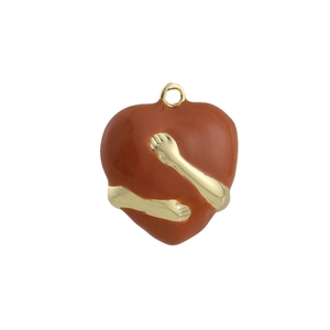 Dettaglio del ciondolo a cuore con braccia placcate oro 18K che abbracciano un cuore smaltato