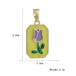 Detailansicht des gelben Emaille-Tulpenanhängers mit Maßen 2,9 cm x 1,4 cm