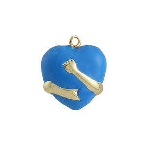 Dettaglio del ciondolo a cuore in smalto blu con braccia avvolgenti placcate oro 18K