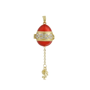 Detail eines roten Emaille-Eies im Fabergé-Stil mit Zirkonia und goldenem Amor-Engel-Anhänger