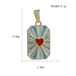 Detailansicht eines Gold-Tarot-Anhängers mit rotem Herz und blauem Sonnenstrahlmuster