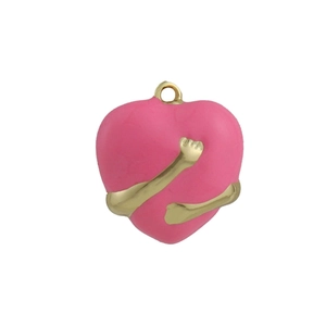 Dettaglio macro di un ciondolo a cuore in smalto rosa con braccia dorate