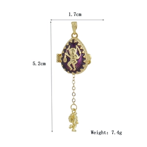 Detail eines lila Emaille-Ei-Anhängers mit Gold-Engelsrelief und Maßen 1,7 cm x 5,2 cm