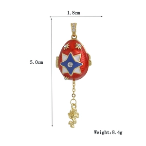 Roter Emaille-Ei-Anhänger im Fabergé-Stil mit Goldengel und Maßangaben in cm