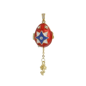 Detail eines roten Fabergé-Eianhängers mit Sternenmuster und goldenem Engelsanhänger