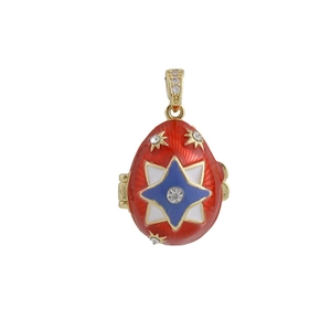 Nahaufnahme von rotem Emaille-Osterei-Medaillon mit Goldbeschichtung und Stern