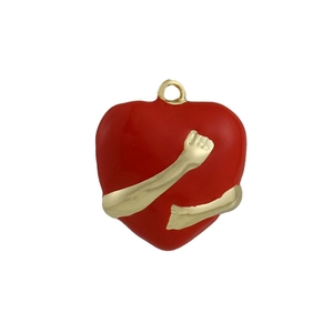 Pendaglio a cuore placcato oro 18K con smalto rosso e design di abbraccio dorato