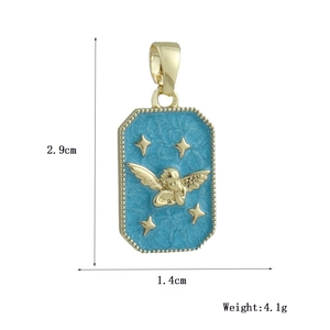 Detaillierte Größenangaben für den goldenen Engel-Anhänger mit blauer Emaille
