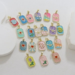 Makro-Ansicht bunter Emaille-Anhänger mit Tarot- und Ozeanmotiven für DIY-Schmuck