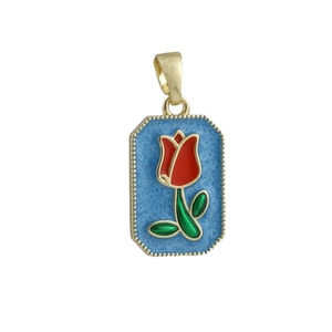 Detailansicht eines goldenen Tulpenanhängers mit blauem Emaille und Perlenrand