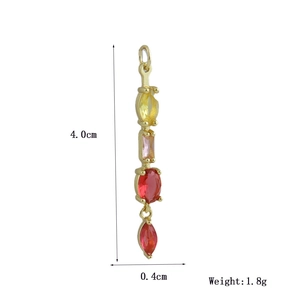Dettaglio di un lungo ciondolo placcato oro 18K con quattro pietre colorate e misure