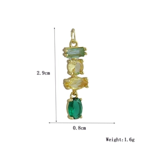 Dettaglio del ciondolo con gemme colorate, dimensioni 2,9cm x 0,8cm e peso di 1,6g
